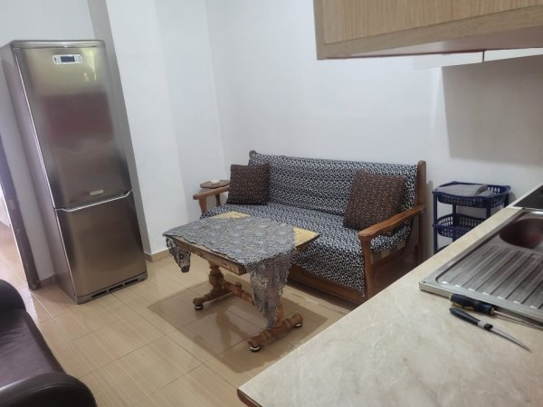 Tirane, jepet me qera apartament 1+1 Kati 1, 55 m² 250 € (Rruga Muhamed Deliu Fresku)