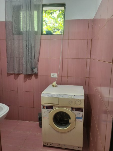 Tirane, jepet me qera apartament 1+1 Kati 1, 55 m² 250 € (Rruga Muhamed Deliu Fresku)