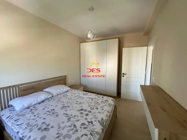 Vlore, jepet me qera apartament 1+1+Ballkon Kati 7, 65 m² 350 € (Rruga Shyqyri Ali Merka, Vlorë)