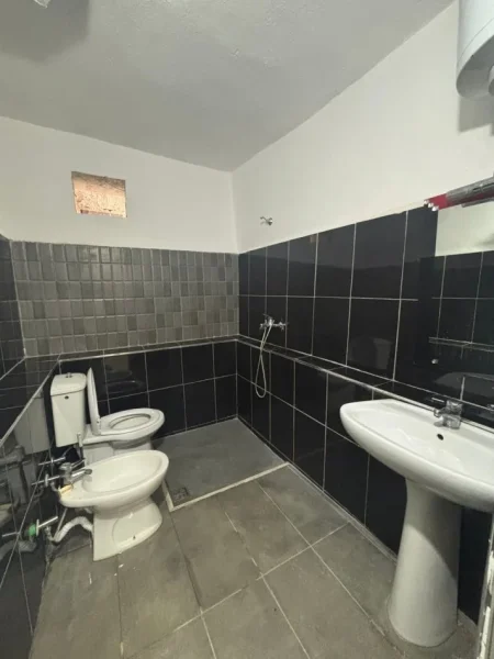 Tirane, jepet me qera apartament 1+1 Kati 1, 72 m² 380 € (selite)