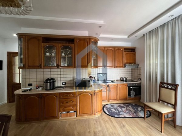 Tirane, jap me qera apartament 2+1+Ballkon Kati 2, 115 m² 700 € (Selite Universiteti Barleti)