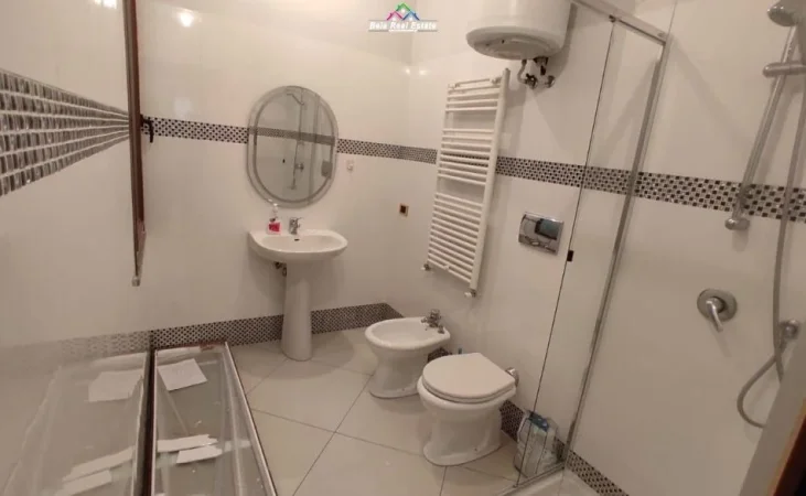 Tirane, jepet me qera apartament 1+1 Kati 2, 75 m² 450 € (prane Kopshtit Lala)