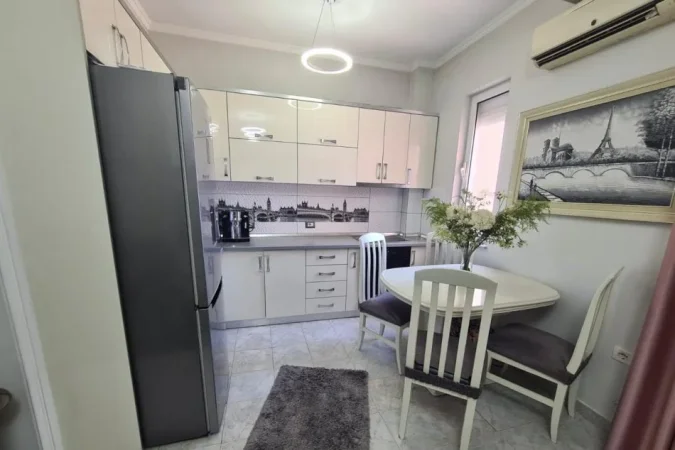 Tirane, jepet me qera apartament 1+1 Kati 5, 70 m² 550 € (Xhamlliku)