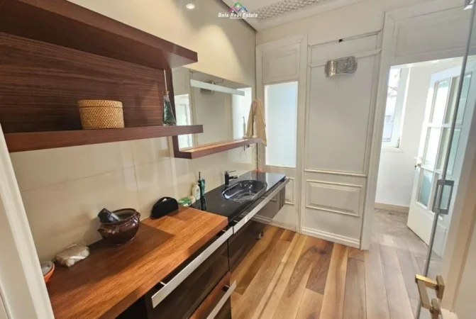 Tirane, jepet me qera apartament 1+1 Kati 2, 75 m² 600 € (prane Shkolles se Kuqe)