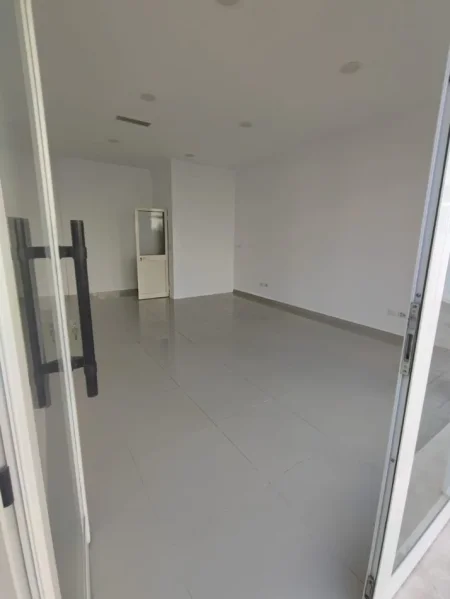 Tirane, jepet me qera ambjent biznesi Kati 0, 30 m² 400 € (vasil shanto)
