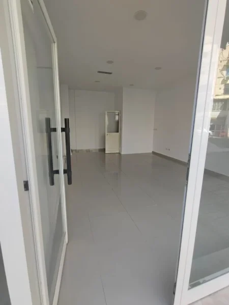 Tirane, jepet me qera ambjent biznesi Kati 0, 30 m² 400 € (vasil shanto)