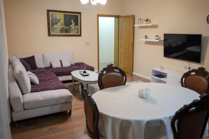 Tirane, jepet me qera apartament 3+1+Ballkon Kati 2, 170 m² 750 € (FUSHA E AVIACIONIT)