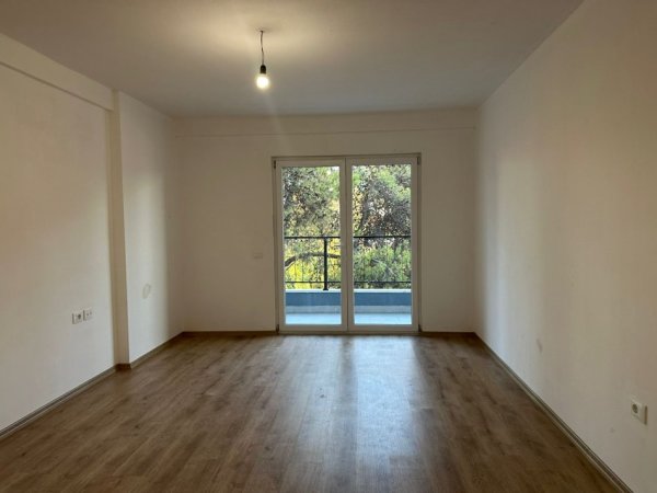 Tirane, jepet me qera apartament 2+1+Ballkon Kati 3, 111 m² 350 € (Kombinat)