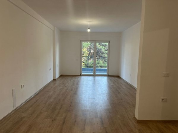 Tirane, jepet me qera apartament 2+1+Ballkon Kati 3, 111 m² 350 € (Kombinat)