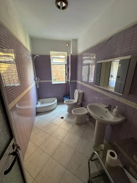 Tirane, jepet me qera apartament 3+1 Kati 5, 82 m² 350 € (Xhamllik)