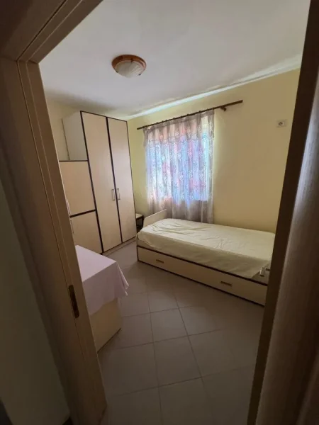 Tirane, jepet me qera apartament 3+1 Kati 5, 82 m² 350 € (Xhamllik)