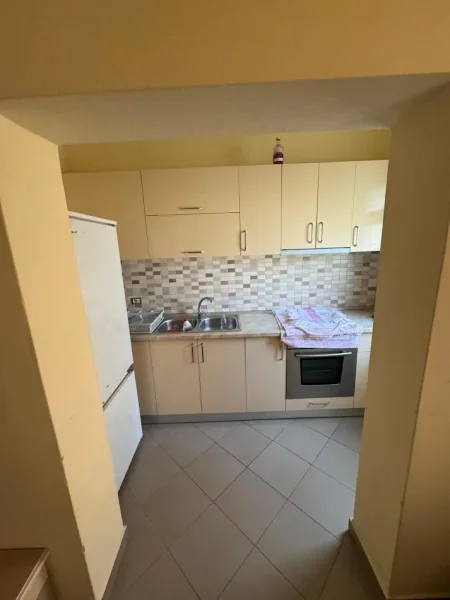 Tirane, jepet me qera apartament 3+1 Kati 5, 82 m² 350 € (Xhamllik)