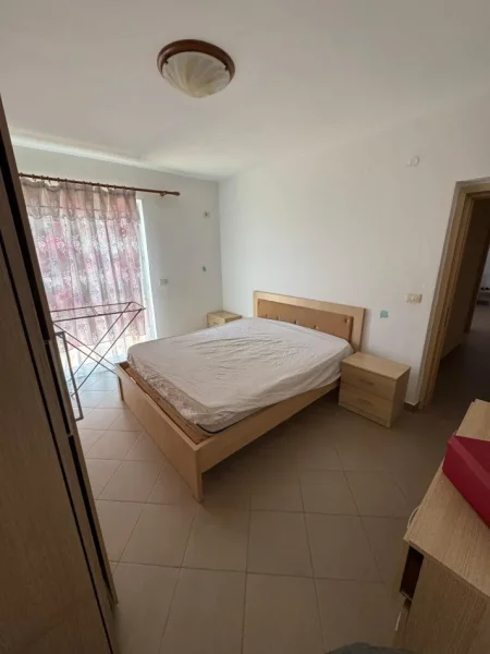 Tirane, jepet me qera apartament 3+1 Kati 5, 82 m² 350 € (Xhamllik)