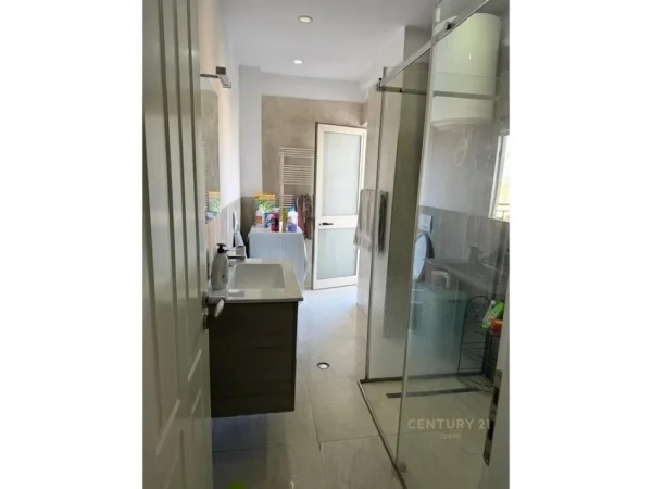 Tirane, jepet me qera apartament 2+1 Kati 6, 2 m² 800 € 