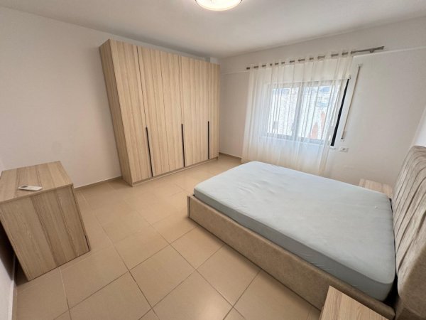 Tirane, jepet me qera apartament 3+1 Kati 4, 130 m² 800 € (Rezidenca kodra e diellit 1)