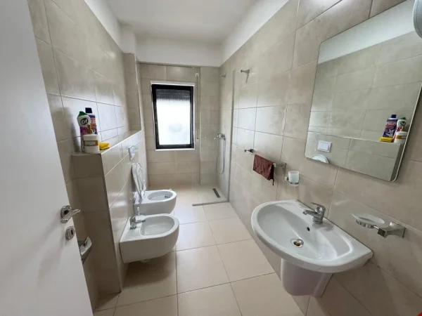 Tirane, jepet me qera apartament 3+1 Kati 4, 130 m² 800 € (Rezidenca kodra e diellit 1)