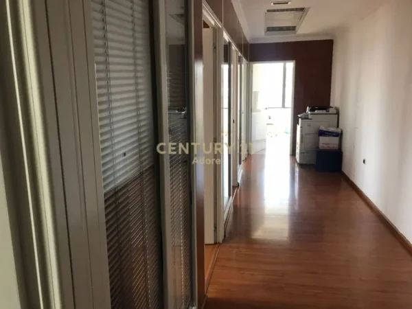Tirane, jepet me qera ambjent biznesi Kati 12, 118 m² 2.000 € 