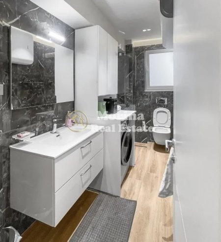 Tirane, jepet me qera apartament 1+1+Ballkon Kati 2, 71 m² 1.100 € (Rruga Perlat Rexhepi, Blloku)