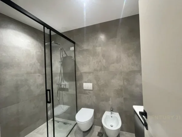 Tirane, jepet me qera apartament 2+1 Kati 8, 130 m² 2.000 € 