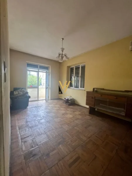 Tirane, jepet me qera zyre Kati 1, 70 m² 1.000 € (MINE PEZA)