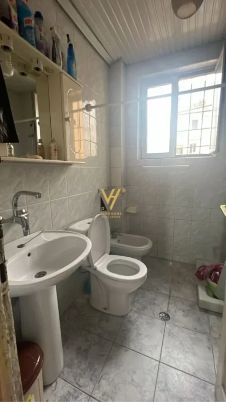 Tirane, jepet me qera zyre Kati 1, 70 m² 1.000 € (MINE PEZA)