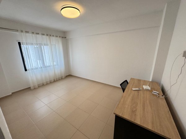 Tirane, jepet me qera apartament 3+1 Kati 4, 130 m² 800 € 