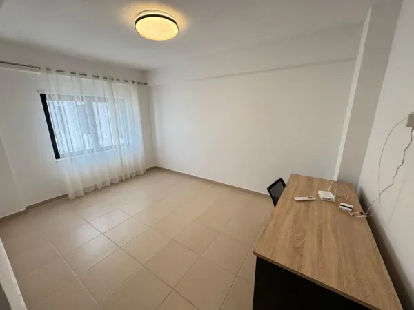 Tirane, jepet me qera apartament 3+1 Kati 4, 130 m² 800 € 
