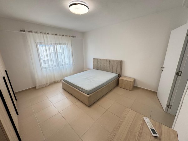 Tirane, jepet me qera apartament 3+1 Kati 4, 130 m² 800 € 