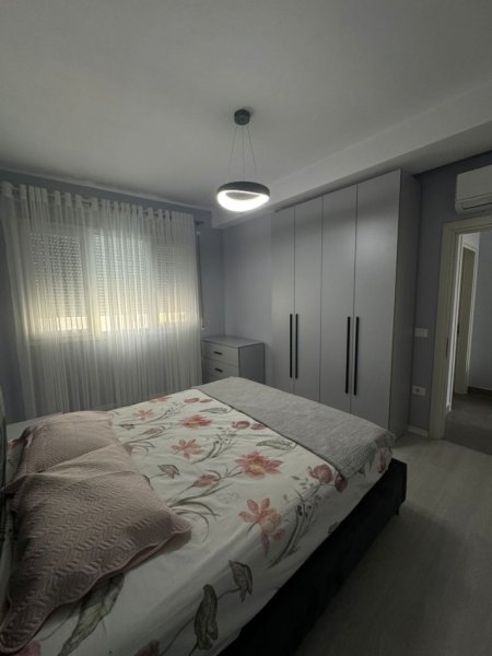 Tirane, jepet me qera apartament 2+1 Kati 5, 110 m² 800 € (FUSHA AVIACIONIT)