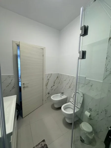 Tirane, jepet me qera apartament 2+1 Kati 5, 110 m² 800 € (FUSHA AVIACIONIT)