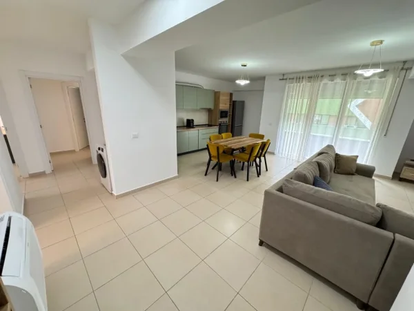 Tirane, jepet me qera apartament 3+1 Kati 4, 130 m² 800 € 
