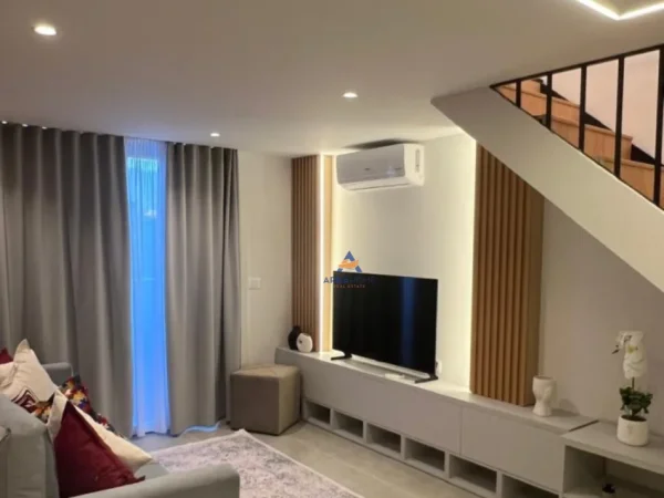 Tirane, jepet me qera apartament duplex 1+1+Ballkon Kati 3, 85 m² 550 € (KOMPLEKSI DOPLER, AMERIKAN 3)