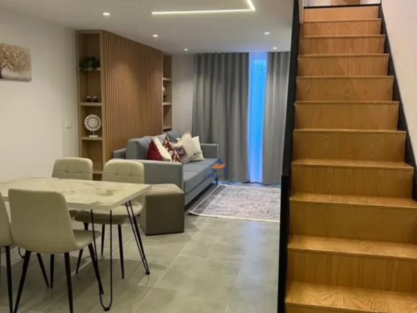 Tirane, jepet me qera apartament duplex 1+1+Ballkon Kati 3, 85 m² 550 € (KOMPLEKSI DOPLER, AMERIKAN 3)