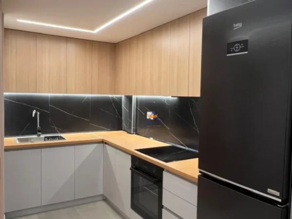 Tirane, jepet me qera apartament duplex 1+1+Ballkon Kati 3, 85 m² 550 € (KOMPLEKSI DOPLER, AMERIKAN 3)