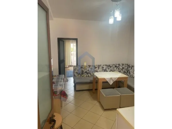 Tirane, jap me qera apartament 1+1+Ballkon Kati 1, 55 m² 400 € (Allias)