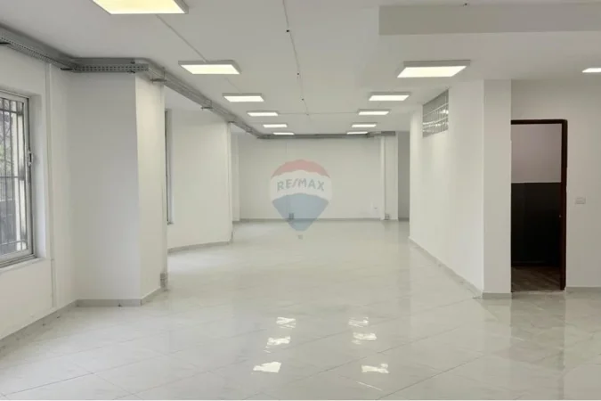 Tirane, jepet me qera dyqan Kati 0, 170 m² 1.500 € 