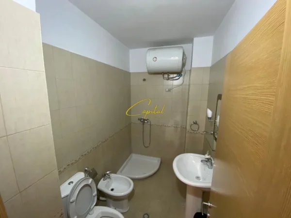 Tirane, jepet me qera apartament 2+1 Kati 5, 100 m² 600 € (ISH STACIONI TRENIT)