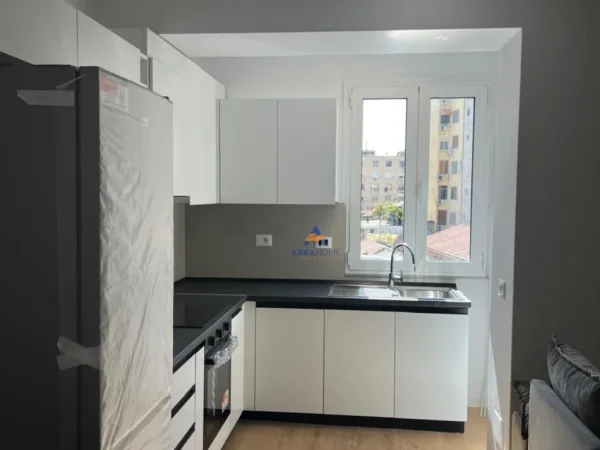 Jepet apartament me qera  2+1+Ballkon Kati 2, 90 m² (BULEVARDI ZOGU, I PARE, PRANE MINISTRIS SE DREJTESIS)
