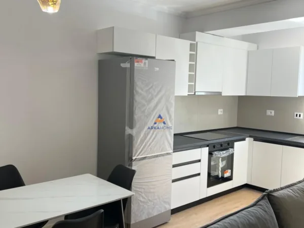 Jepet apartament me qera  2+1+Ballkon Kati 2, 90 m² (BULEVARDI ZOGU, I PARE, PRANE MINISTRIS SE DREJTESIS)