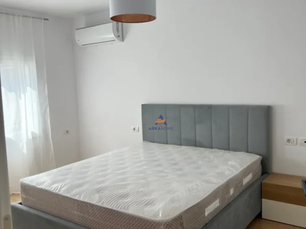 Jepet apartament me qera  2+1+Ballkon Kati 2, 90 m² (BULEVARDI ZOGU, I PARE, PRANE MINISTRIS SE DREJTESIS)
