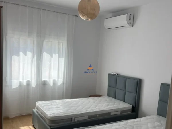 Jepet apartament me qera  2+1+Ballkon Kati 2, 90 m² (BULEVARDI ZOGU, I PARE, PRANE MINISTRIS SE DREJTESIS)