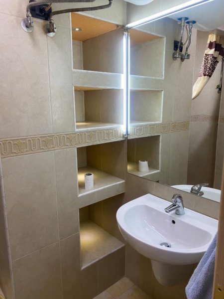 Tirane, jepet me qera apartament 3+1 Kati 12, 171 m² 700 € (Bulevardi Bajram Curri)