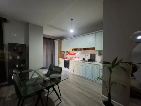 Vlore, jepet me qera apartament 1+1+Ballkon Kati 4, 100 m² 400 € (Rruga Gjergj Arianiti)