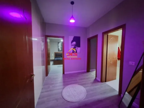Vlore, jepet me qera apartament 1+1+Ballkon Kati 4, 100 m² 400 € (Rruga Gjergj Arianiti)
