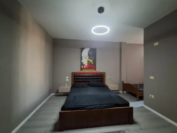 Vlore, jepet me qera apartament 1+1+Ballkon Kati 4, 100 m² 400 € (Rruga Gjergj Arianiti)