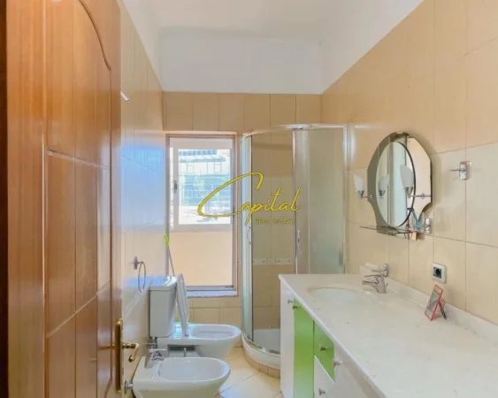 Tirane, jepet me qera apartament 2+1 Kati 4, 113 m² 700 € (VASIL SHANTO)