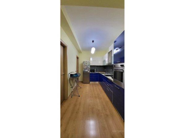 Tirane, jepet me qera apartament 2+1 Kati 2, 95 m² 1.000 € (Rr.e Kavajes)