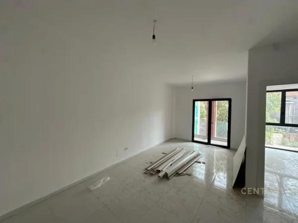 Tirane, jepet me qera zyre Kati 1, 69 m² 800 € (Rr.e Kavajes)