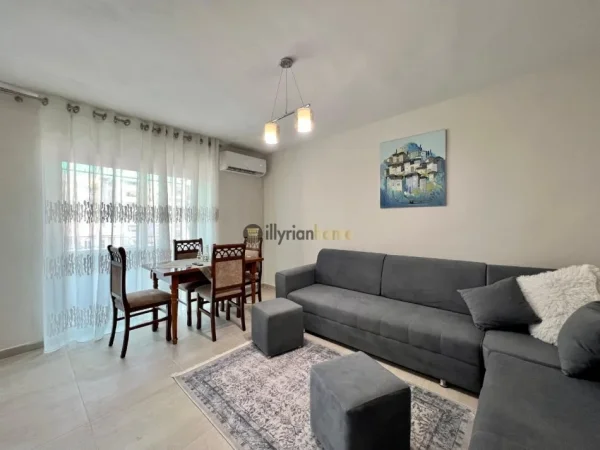 Tirane, jepet me qera apartament 2+1+Ballkon Kati 5, 80 m² 600 € (Rruga Fortuzi)