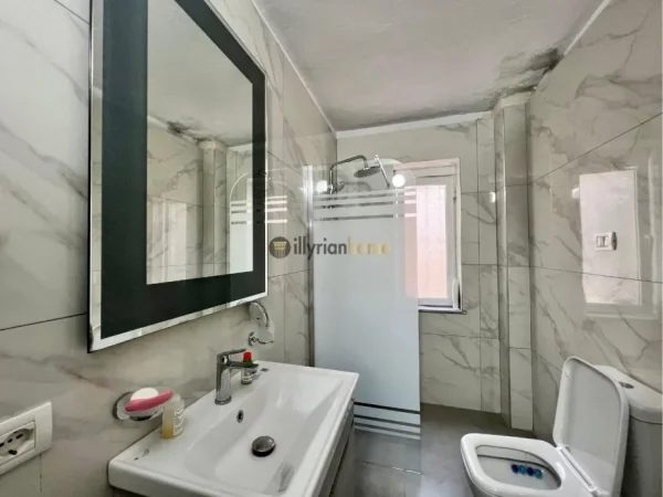 Tirane, jepet me qera apartament 2+1+Ballkon Kati 5, 80 m² 600 € (Rruga Fortuzi)